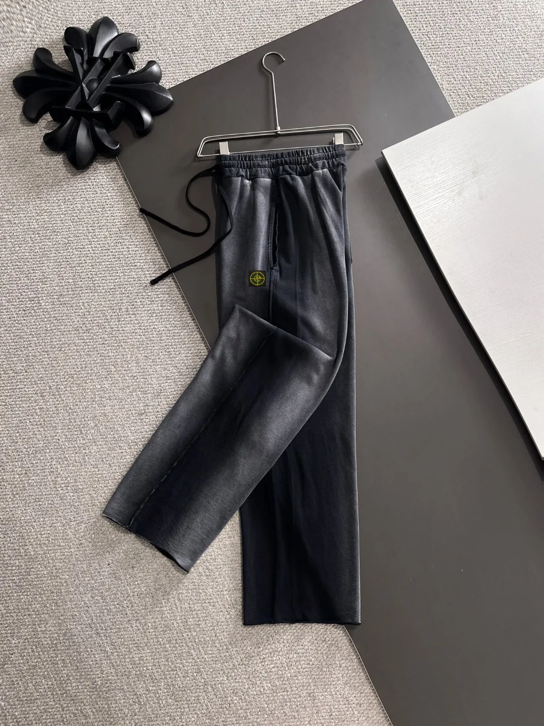 Next day shipment P360 Stone lsland/Stone Island Exclusively launches 25ss autumn and winter new high-quality trousers. Compare real-life details at will. Craftsmanship that ordinary small workshops cannot copy. Top-level ZP development. Unique imported fabric feel. Purely imported German machine production. Precision operation. Ten thousand needle density. A pair of trousers with rich details. You can see the development strength. A full set of new accessories are customized simultaneously. Simple yet elegant. Soft, delicate and comfortable. The upper body is versatile and fashionable. A perfect choice for autumn and winter. A must-have item. Loose fit. Please refer to the size chart when placing an order: S to XL (or state your height and weight when placing an order)